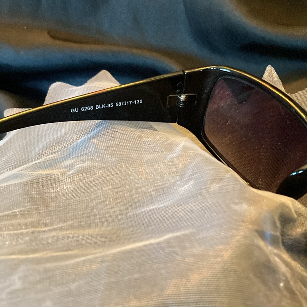 Guess Sunglasses with Crystal embellishment - Picture 4 of 5